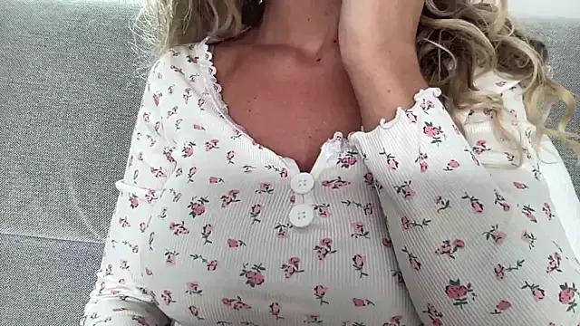 BombshellBunny from StripChat is Freechat