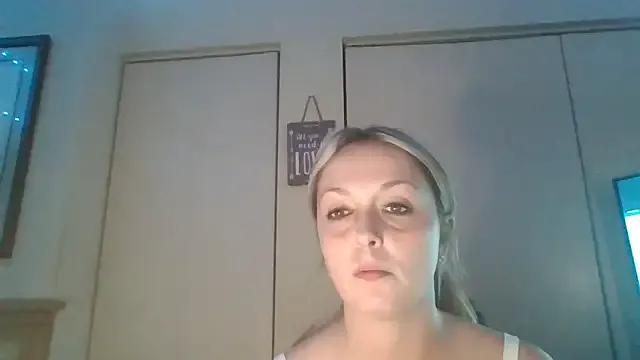 Candykissesxoxo from StripChat is Freechat