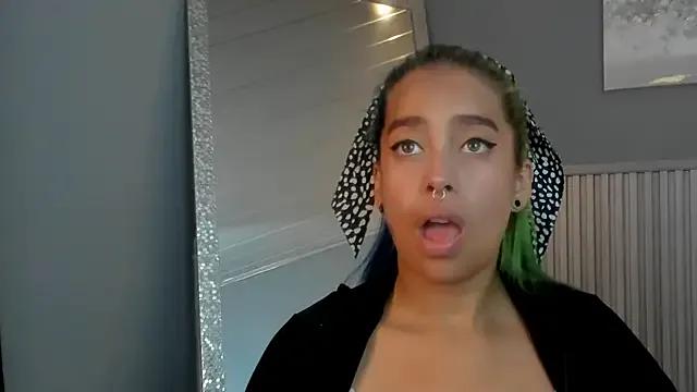 Cristal_r4ven from StripChat is Freechat