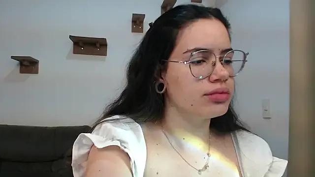crystalll_room from StripChat is Freechat