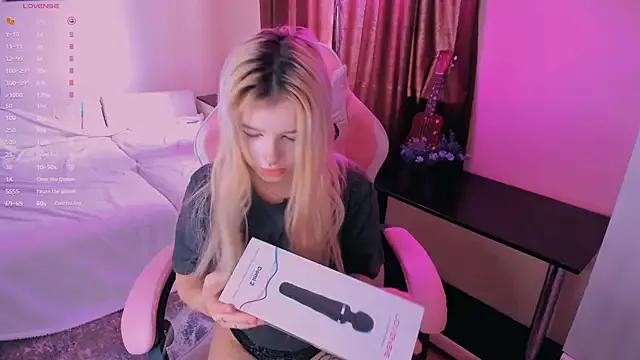 Cuddly_Kitten from StripChat is Freechat