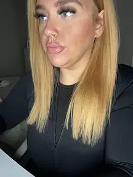 CurvyGirlMyla from StripChat is Freechat