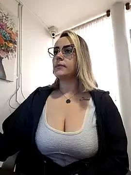 CurvyLust_x from StripChat is Freechat