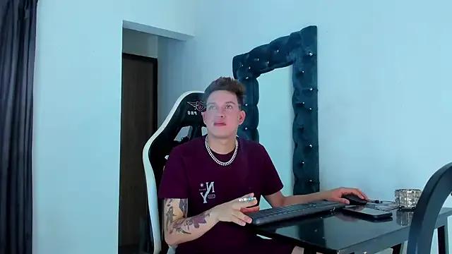 Daddys_insanee from StripChat