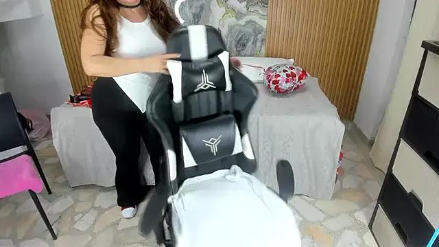 Danna_topless from StripChat is Freechat