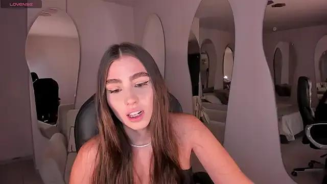 DolcieElliot from StripChat is Freechat