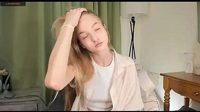 DreamyGleam from StripChat is Freechat