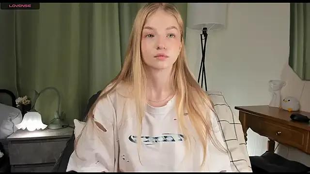 DreamyGleam from StripChat is Freechat