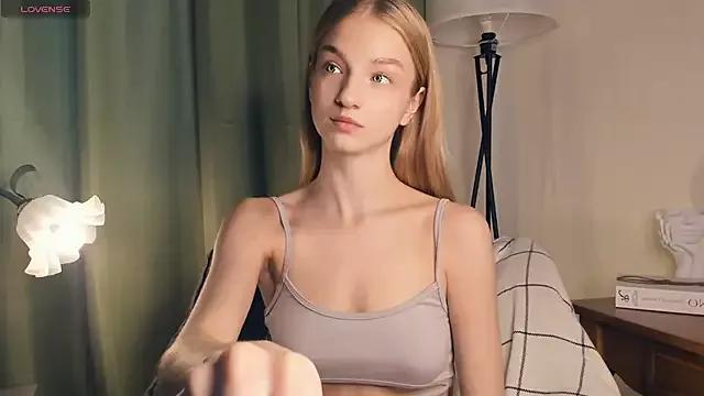 DreamyGleam from StripChat is Freechat