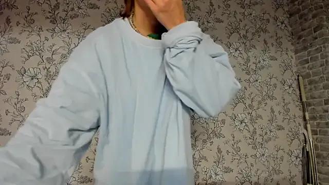 EllaSky_xoxo from StripChat is Freechat
