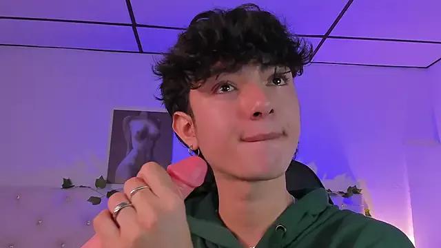Elliot_younng from StripChat