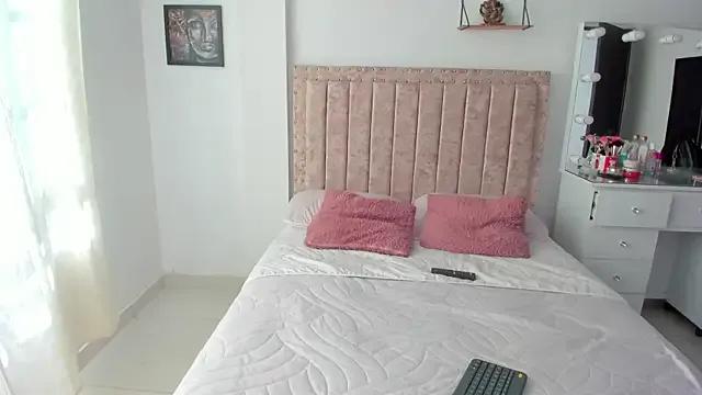 EmiilyEvans_ from StripChat is Freechat
