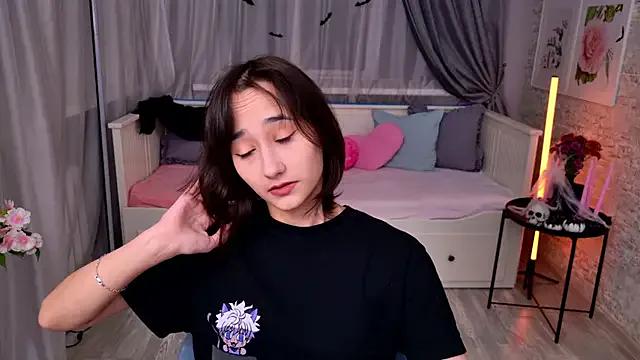 EmilySwonn from StripChat is Freechat