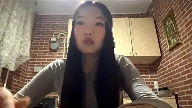 EmmaLeexth from StripChat is Freechat