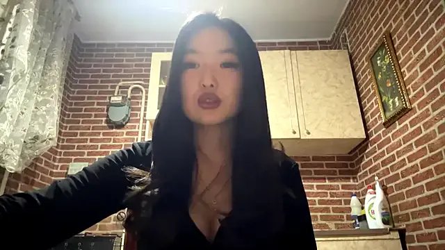 EmmaLeexth on StripChat 