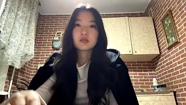 EmmaLeexth from StripChat is Freechat