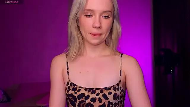 Emmy_Peach_ from StripChat