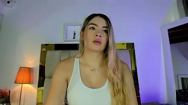 emmy_r from StripChat