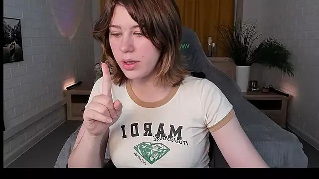 ErinKellei from StripChat is Freechat