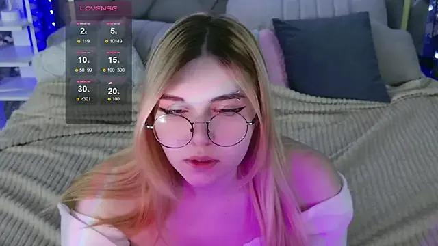 Evie_Val from StripChat is Freechat