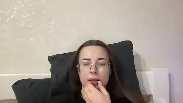 Feynelle from StripChat is Freechat