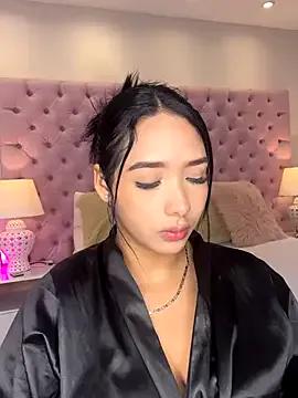 HilaryQueen from StripChat is Freechat