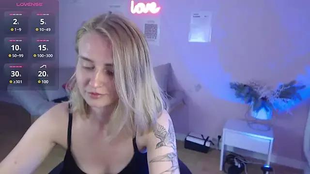 HoneyJoy from StripChat is Freechat