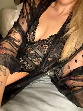 Honeyyyxo from StripChat is Freechat