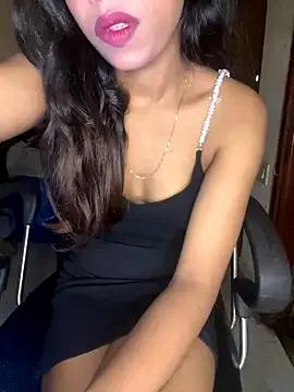 hottiexxxmexxx from StripChat is Freechat