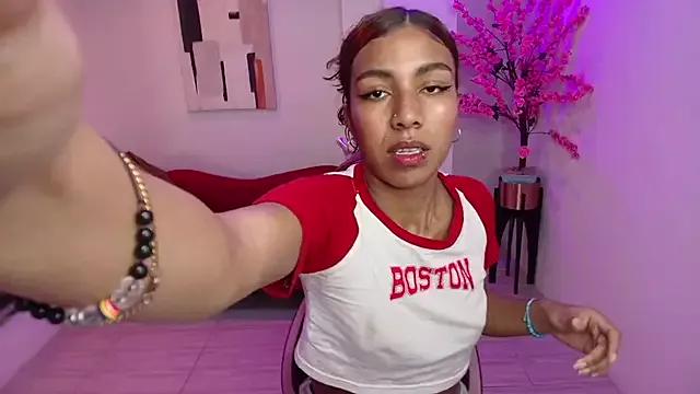 Isa_brooke from StripChat is Freechat