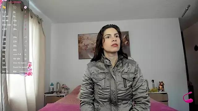 jessyegoldenn from StripChat
