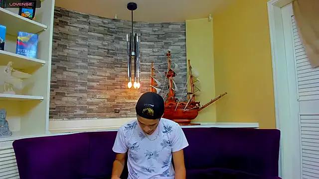 Juicy_Creww from StripChat is Freechat