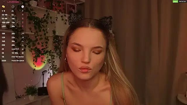 JulieLupo from StripChat is Freechat