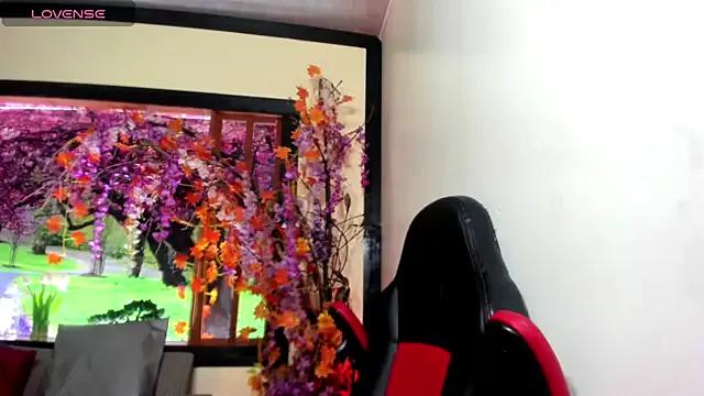 Juliette_Miel from StripChat is Freechat