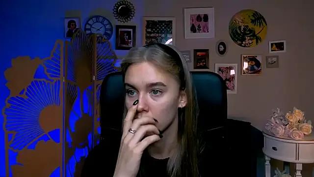 JuneWoods from StripChat is Freechat