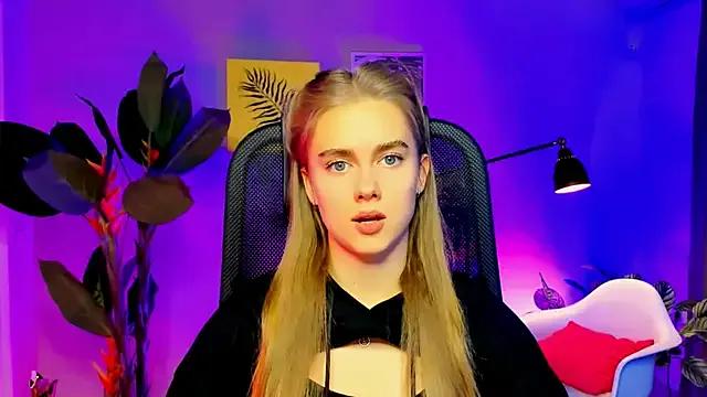 JuneWoods from StripChat is Freechat