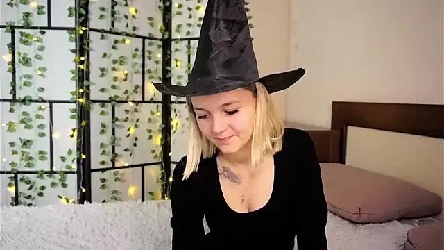 KelleDomin from StripChat is Freechat