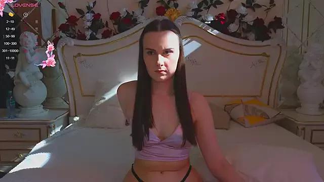 Kelly_Cartier from StripChat is Freechat