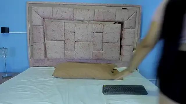 kendra_lovv from StripChat is Freechat