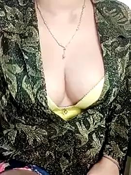Kiara-Bitchh from StripChat is Freechat
