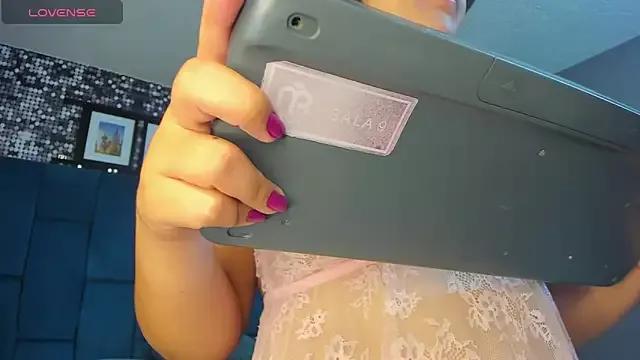 kiaraa_peach from StripChat is Freechat