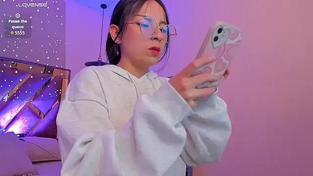 Kittyy_patitas_suaves from StripChat is Freechat