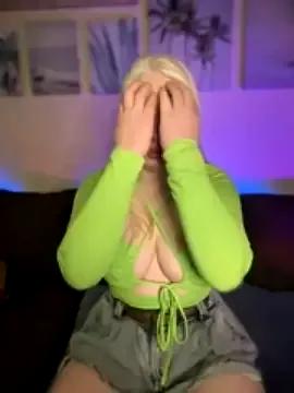 LaraHollywood from StripChat