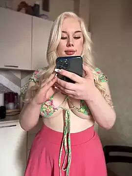 LaraHollywood from StripChat