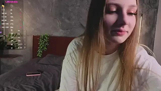 LatoniaSiler from StripChat is Freechat