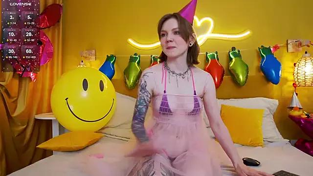 lessysweety from StripChat is Freechat