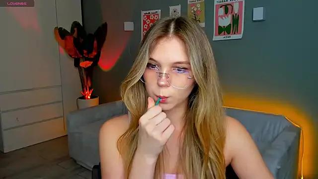 linakorvin from StripChat is Freechat