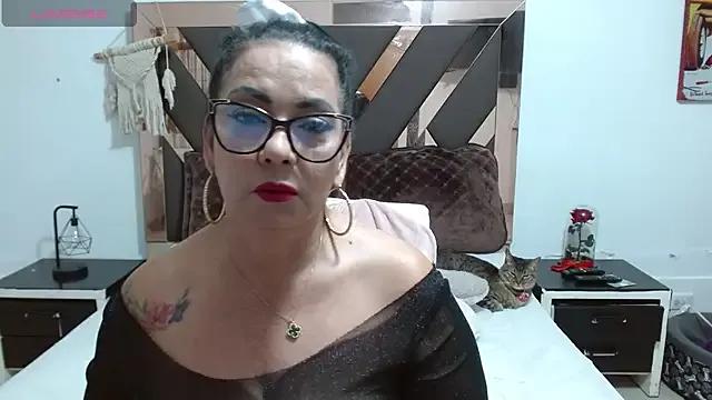 lindaesmeralda from StripChat is Freechat