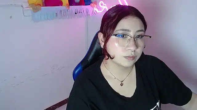 littlee_red on StripChat 