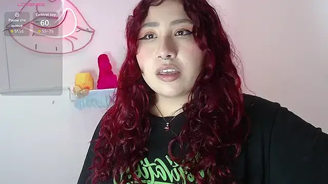 littlee_red on StripChat 